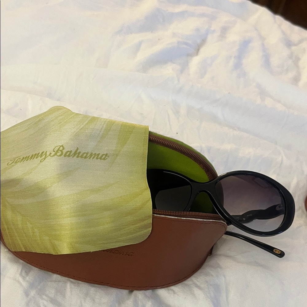 Tommy Bahama Elegant Black Sunglasses - Picture 5 of 8